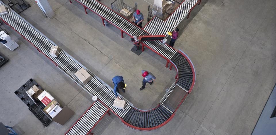 Worker working at conveyor belt 